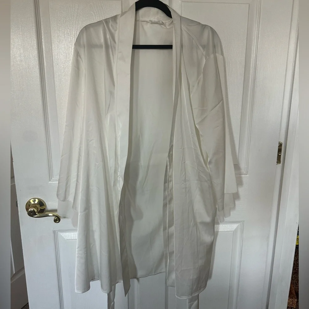 Tulip Short Robe - Picture 2 of 6